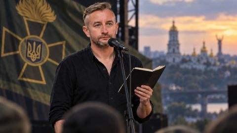 Стих из четырех частей: Жадан присоединился к необычному проекту в поддержку "Хартії"