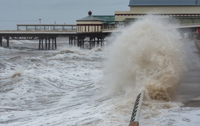 Британию во второй раз за месяц накрыл шторм, есть погибшие