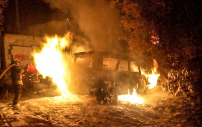 У Києві вночі згоріли три автомобілі, що були чутні вибухи