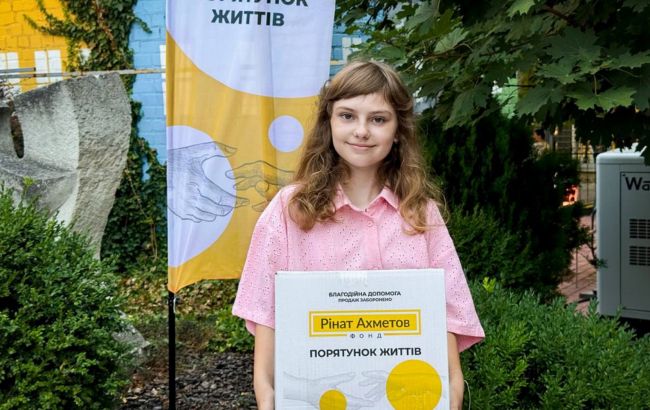 Для переселенцев из Луганской области в Днепре идет выдача помощи от Фонда Ахметова