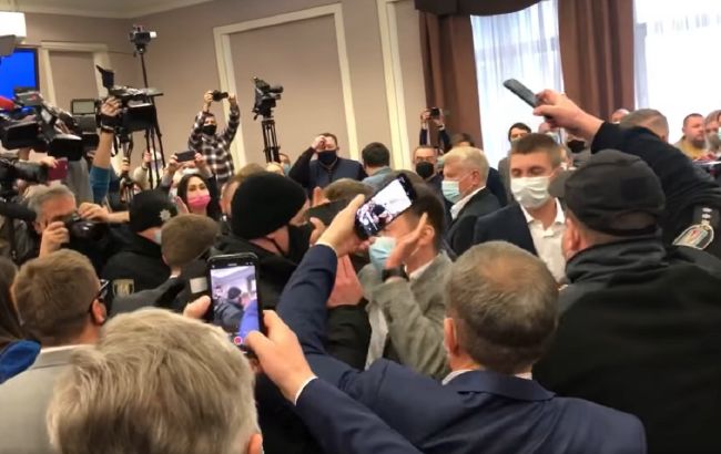 У Києві депутати влаштували сутичку з "копами" в залі облради: відео конфлікту