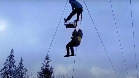 Застрявшие на подъемнике туристы в Славском рассказали об инциденте: видео спасения