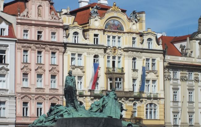Карантин в Чехії: протестувальники піднесли труну до будинку прем'єра