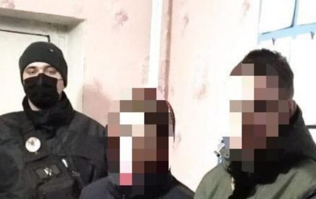 Полиция задержала подростков, которые повредили памятник добровольцам в Луганской области