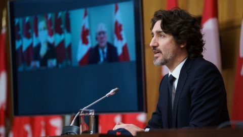 Трюдо и Меркель обсудили стягивание войск РФ к границам Украины