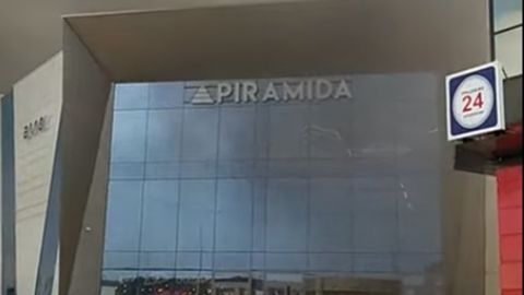 Пожар в торговом центре в Киеве привел к выбросу черного дыма