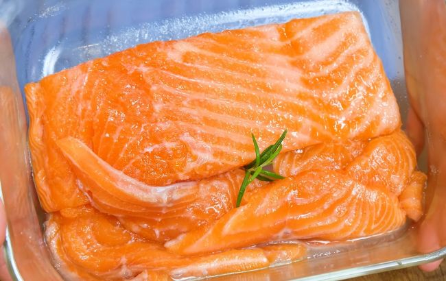 Солимо червону рибу, яка буде готова вже за  годину: дуже простий спосіб