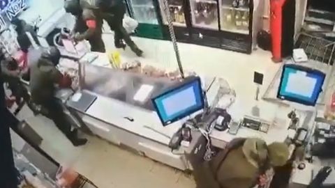 Російських військових застукали за мародерством у продуктовому магазині Тростянця (відео)