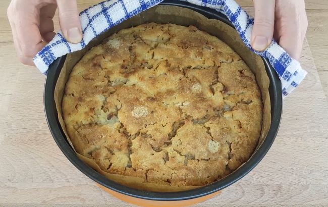 Быстрый яблочный пирог "Три стакана": просто насыпьте все в форму и в духовку!