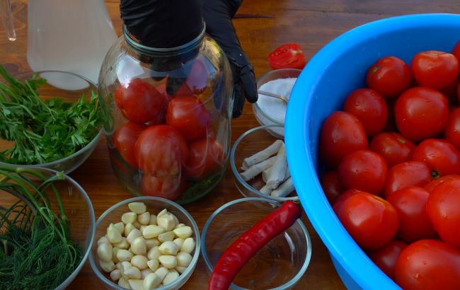 В бочке, на зиму и "быстрые": лучшие украинские рецепты квашеных помидоров