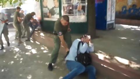 Столкновения между охранниками и журналистами в Одессе: появились видео
