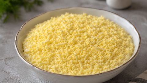 Олдскульный салат "Пушок": рецепт,  который возвращает вкус праздников с детства