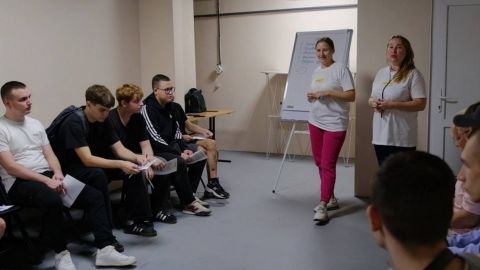 Мобильные бригады психологов Фонда Ахметова провели лекцию по преодолению стресса в Кривом Роге