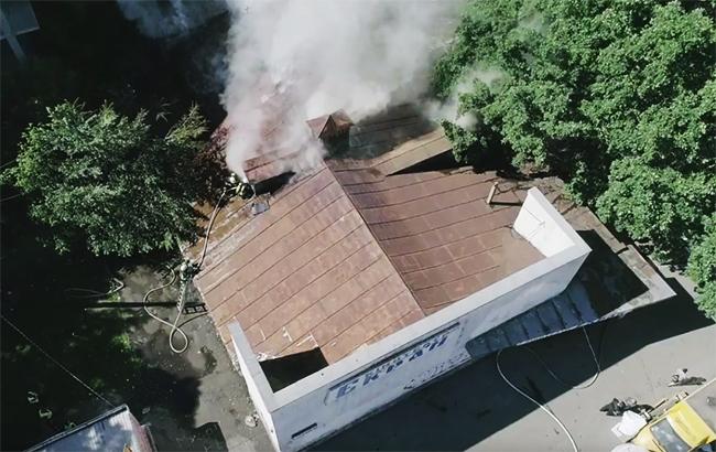 В Киеве горит здание бывшего кинотеатра на метро "Житомирская"