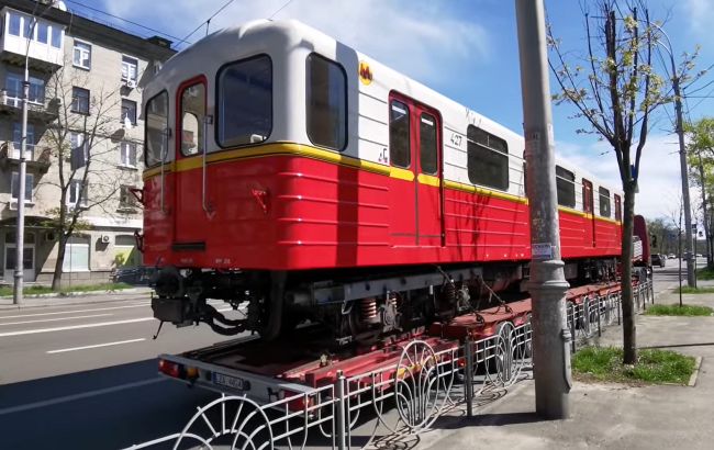 Нові вагони метро з'явилися на вулицях Києва (відео і фото)
