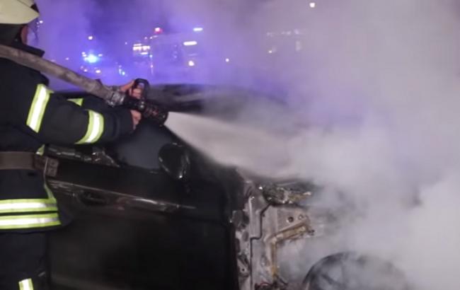 У центрі Києва палаючий Porsche Panamera підпалив ще дві іномарки