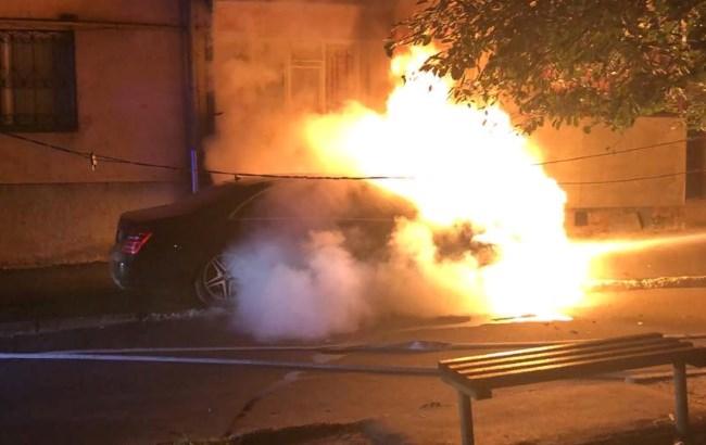 В Ровно неизвестные сожгли дорогой автомобиль депутата горсовета (фото, видео)