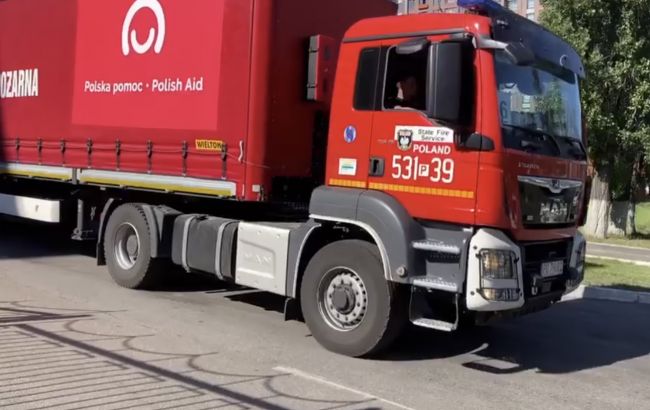 Маски, костюмы и антисептики: Польша передала Украине 145 тонн гумпомощи