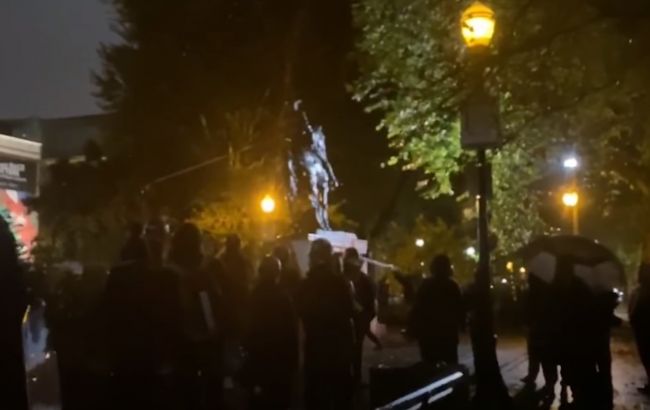 В США протестующие снесли памятники Линкольну и Рузвельту
