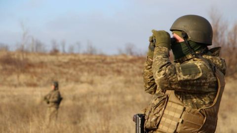 Второй за сутки. В результате обстрела на Донбассе погиб украинский военный