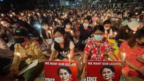 В Мьянме полиция открыла огонь по протестующим, двое погибших