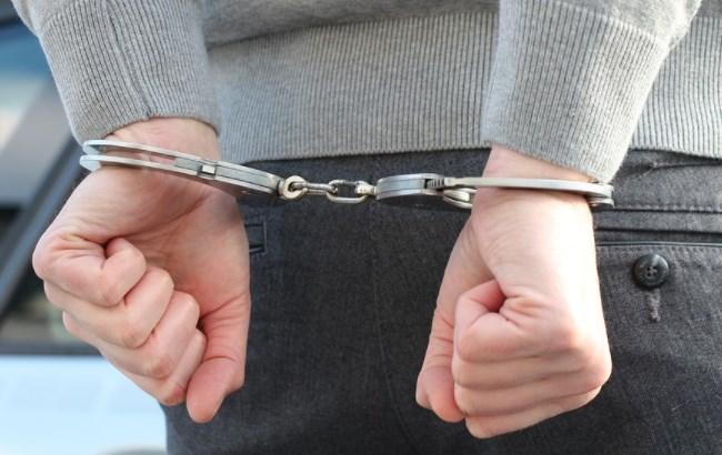 "Вирішив помститися": у Харкові заарештували чоловіка, що кинув у дітей пляшку з бензином