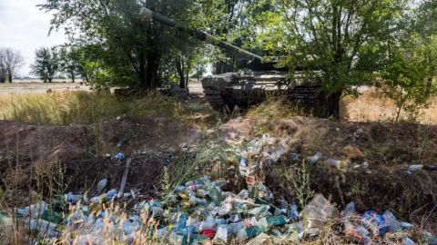 У Росії на смітнику знайшли кинутий танк: солдати пішли робити намаз (фото)