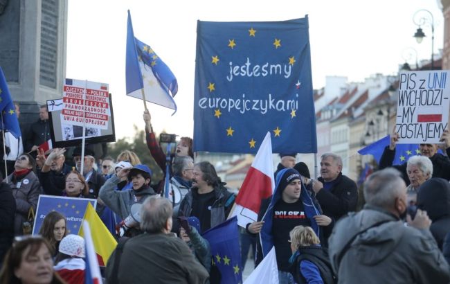 Десятки тисяч поляків вийшли на акції в підтримку членства Польщі в ЄС