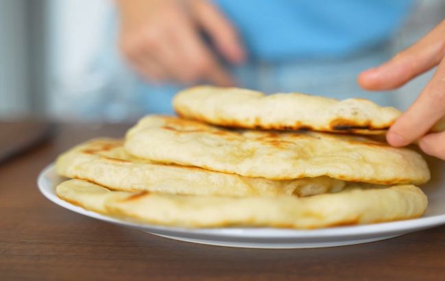 Готуємо пишний лаваш на сковороді з борошна і води