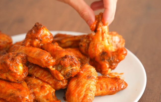 Возьмите крылышки и приготовьте вкуснятину в духовке: простой рецепт курятины в глазури