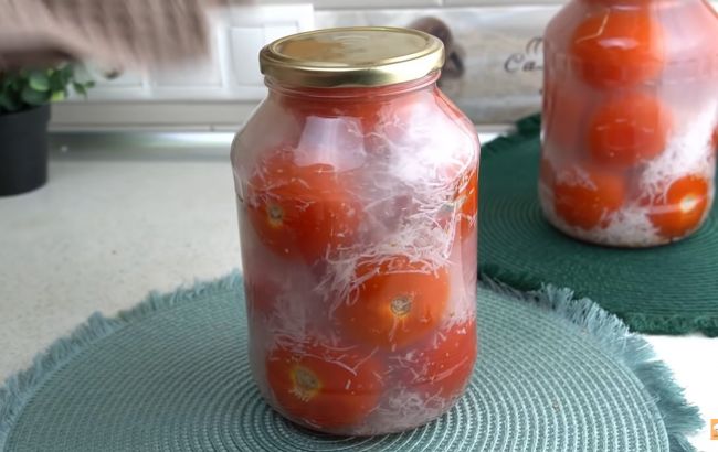Помидоры "в снегу" без варки и стерилизации: даже бабушки удивляются такой консервации!