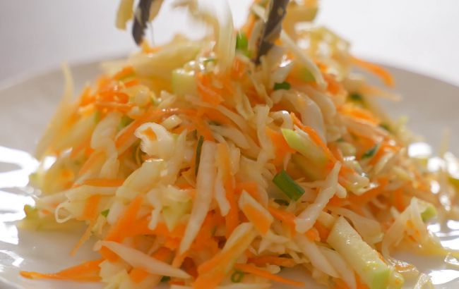 Простой салат из капусты и моркови с ингредиентом, который меняет все