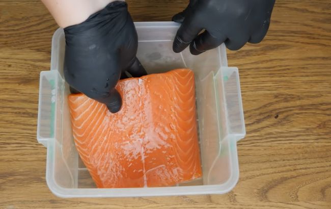 Маринована червона риба вдома: найпростіший рецепт лише з двома спеціями