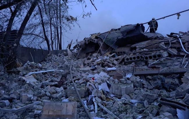 Ракетний удар по Дніпропетровській області: на місці влучання масштабна пожежа
