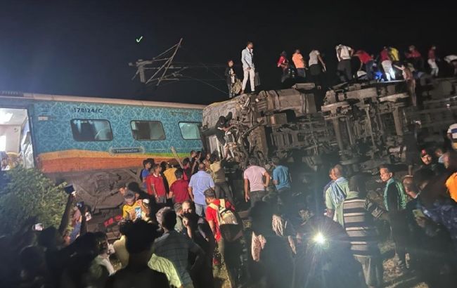 Пасажирський потяг потрапив у аварію в Індії: кількість жертв зросла