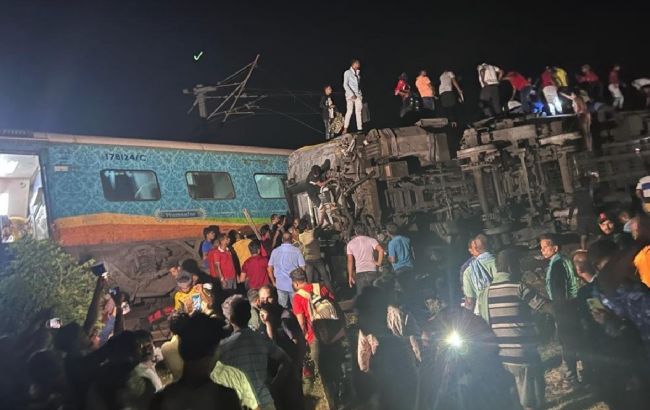 Пассажирский поезд попал в аварию в Индии: количество жертв возросло