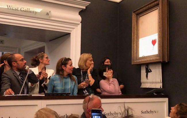 Самознищення картини Бенксі: художник показав, як встановлював шредер (відео)
