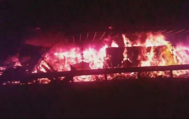 В Полтаве упавший бигборд спровоцировал возгорание грузового автомобиля