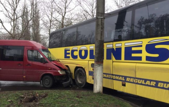В Николаеве столкнулись маршрутка и рейсовый автобус, есть пострадавшие