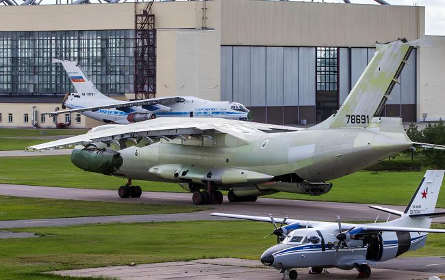 Росію атакували дрони: вибухи лунали на великому авіаремонтному заводі