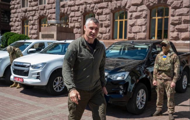 Від столичної громади передали двом бригадам 25 вантажівок та 500 дронів, - Кличко