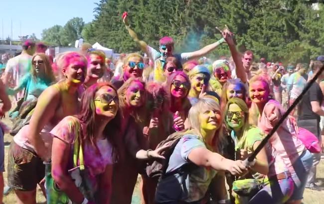 Красочные бои: как в Киеве веселились на фестивале Холи (фото, видео)