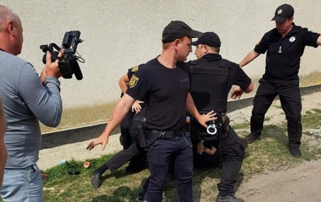 Кусають і стріляють: депутати в Одеській області намагаються вплинути на вибори