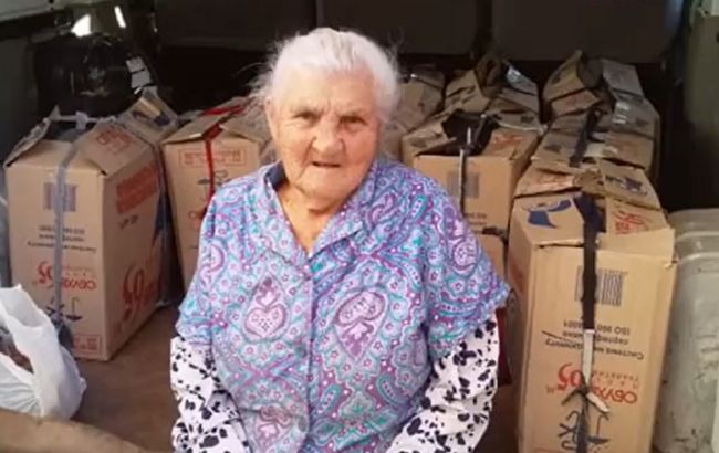 87-річна бабуся захопила українців: пошила для воїнів 10 тисяч пар теплих рукавиць