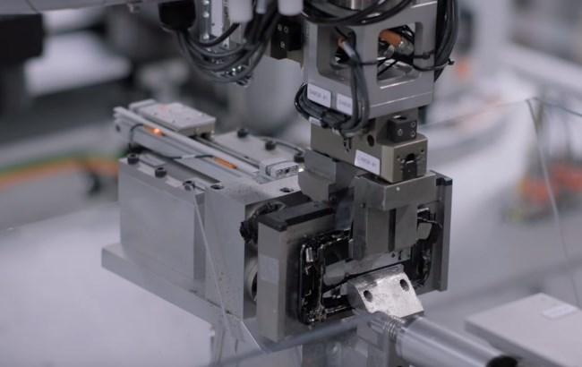 Apple представила робота, который может полностью собрать девайс за 15 секунд