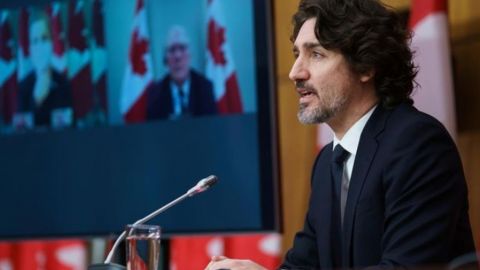 Трюдо заявил о третьей волне коронавируса в Канаде