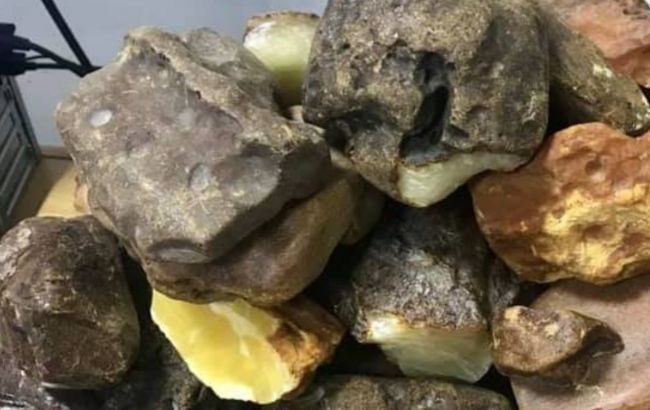 Украинец пытался отправить в посылках 12 кг янтаря в Катар и ОАЭ