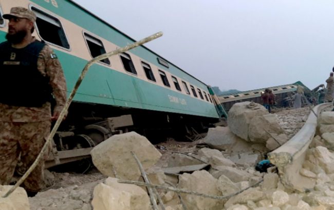 У Пакистані понад 30 людей загинули і 60 постраждали при зіткненні двох поїздів