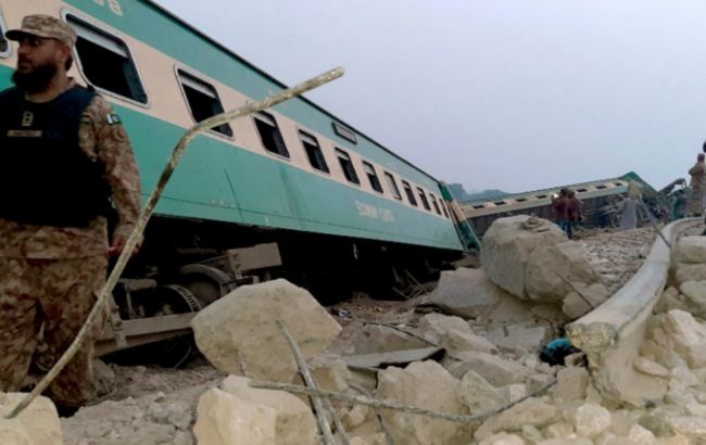 Число жертв аварии поездов в Пакистане достигло 40