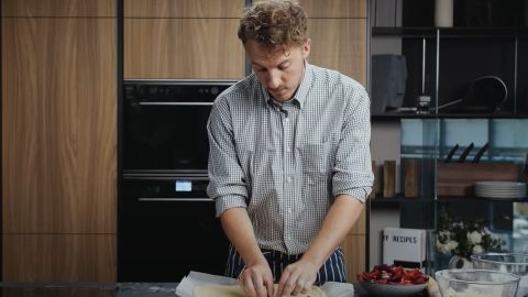 Клопотенко дал рецепт потрясающего пирога со сливами: вы его полюбите